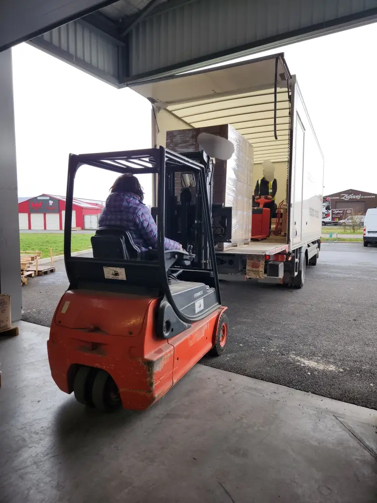 Logistique hivernale et expédition de matériel peinture professionnel – Malige Préparation et chargement de palettes de pinceaux et rouleaux professionnels dans un entrepôt en période hivernale, pour sécuriser les livraisons B2B.