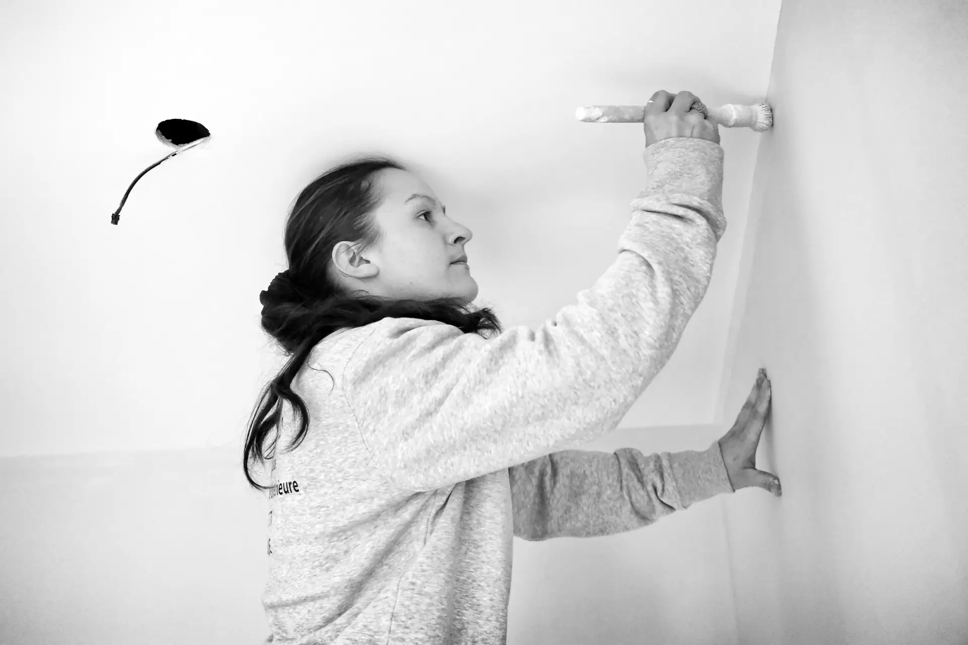 Disque à lustrer en peau de mouton – vue de dessus - Malige Peintre appliquant peinture avec pinceau rechampir professionnel, photo réelle client Malige illustrant travail de précision
