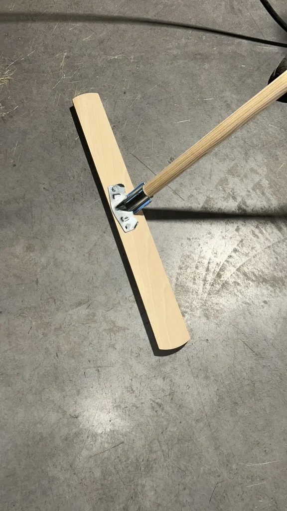 Monture bois de balai équipée de sa douille à 45° et de son manche, atelier Malige