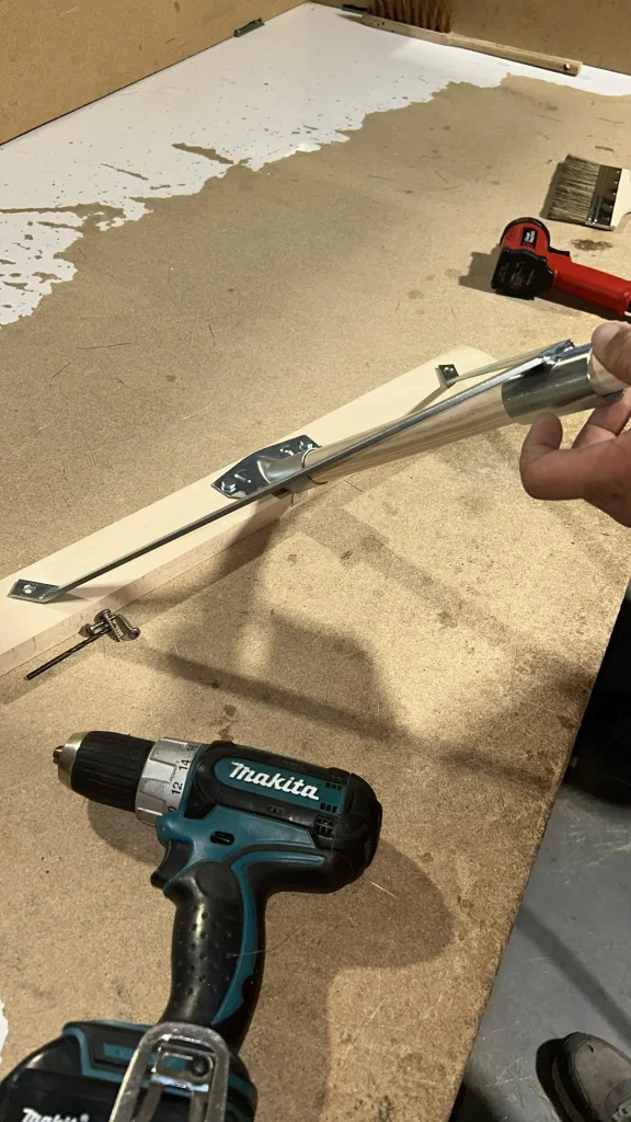Renfort métallique fixé le long de la monture d’un balai de grande largeur, atelier Malige